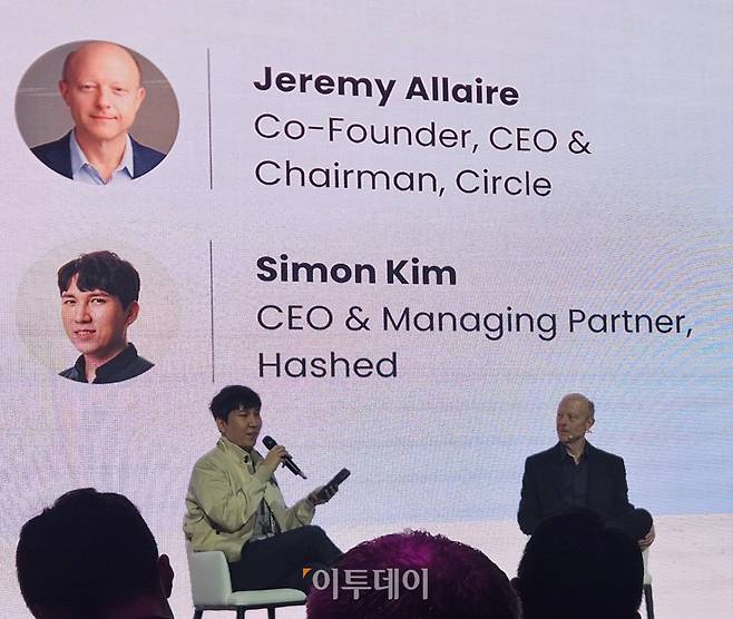 김서준 해시드 대표와 제레미 알레어 써클 창업자 겸 최고경영자(CEO)가 13일 서울시 강남구 에스제이쿤스트할레에서 대담하고 있다.(박정호 기자 godot@)