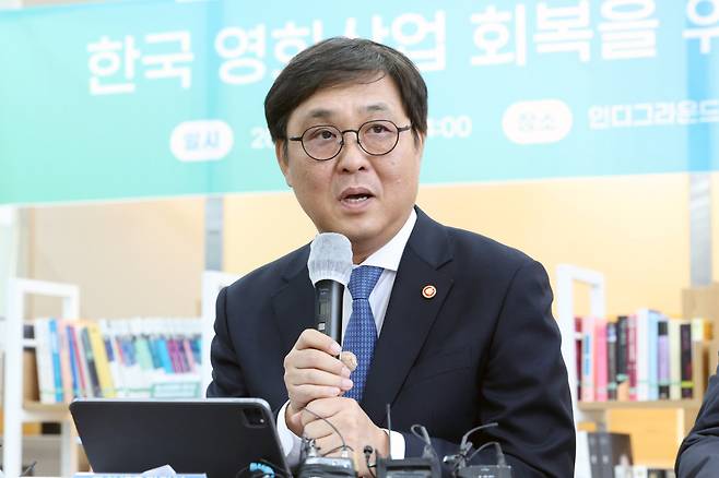 최휘영 문화체육관광부 장관이 14일 서울 중구 인디 그라운드에서 영화계 인사들과 영화계 주요 이슈 관련 간담회를 하고 있다. 이날 자리에는 이은 한국영화제작가협회 회장, 김병인 한국시나리오작가협회 이사장, 김승범 나이너스엔터테인먼트 대표, 백재호 한국독립영화협회 이사장, 양우석 감독, 이동하 한국영화프로듀서조합 대표 등이 참석했다.(뉴시스)