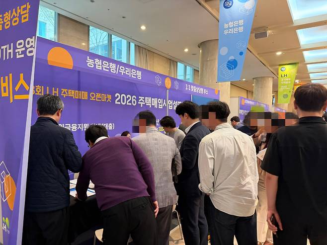 14일 경기남부지역본부에서 열린 한국토지주택공사(LH) ‘주택매입 오픈마켓·사업설명회’ 현장에 주택사업자들이 대출 문의를 위해 은행 부스를 찾은 모습.(조유정 기자 youjung@)