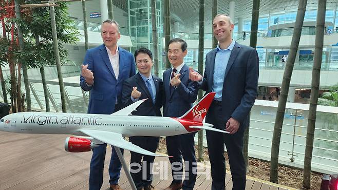 14일 인천국제공항에서 열린 ‘버진애틀랜틱 인천~런던 신규 취항 기념 미디어 컨퍼런스’. (왼쪽부터)코넬 코스터 버진애틀랜틱 최고경영자, 양경수 한국관광공사 국제관광본부장, 김벙호 인천국제공항공사 사장직무대행, 베이브 기어 최고운항책임자 (사진=이데일리 강경록 기자)