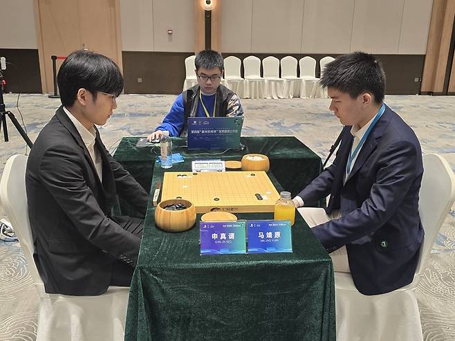 신진서 9단(왼쪽)과 미징위안 7단이 대국을 벌이고 있다.(사진 한국기원 제공)