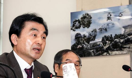 안규백 국방부 장관이 오늘(14일) 국회에서 열린 국방위원회 전체 회의에서 의원 질의에 답하고 있다. 〈사진=연합뉴스〉