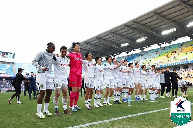 수원삼성에게 시즌 첫 패전을 안긴 김포FC (한국프로축구연맹 제공)