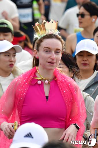 경북 경주시 보문단지에서 열린 제31회 경주벚꽃마라톤대회에 참가한 외국인이 이색 복장으로 힘차게 달리고 있다. 2024.4.6 ⓒ 뉴스1