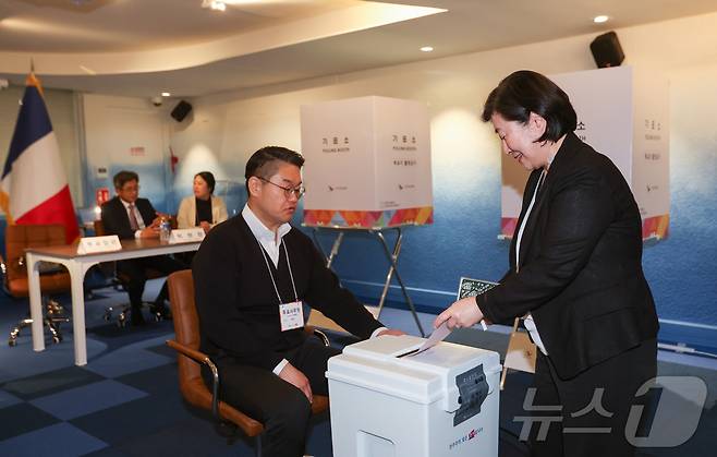 주프랑스한국대사관 영사부에 설치된 투표소에서 유권자들이 한 표를 행사하고 있다. 2025.5.20 ⓒ 뉴스1 이준성 기자
