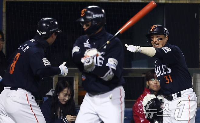 한화 시절 절친한 사이였던 노시환(왼쪽)과 손아섭(오른쪽). ⓒ 뉴스1 김성진 기자