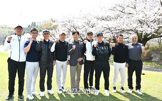 김도균 서울 이랜드 감독, 주승진 김천 상무 감독, 전경준 성남FC 감독, 박태하 포항 스틸러스 감독, 정정용 전북 현대 감독, 정경호 강원FC 감독, 이정효 수원 삼성 감독, 조성환 부산 아이파크 감독, 루이 퀸타 충북청주 감독(왼쪽부터).