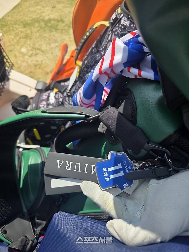 수원 삼성 이정효 감독의 골프백에 걸려 있는 키링. 사진 | 용인=박준범기자