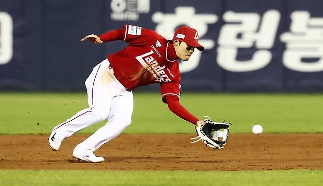 SSG 정준재가 10일 서울 잠실구장에서 열린 2026 KBO리그 정규시즌 LG전에서 수비하고 있다. 사진 | SSG 랜더스