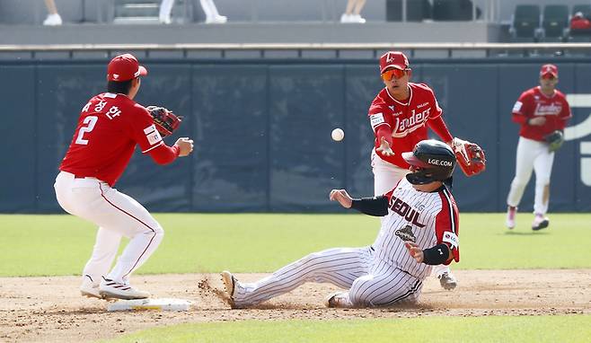 SSG 석정우가 12일 서울 잠실구장에서 열린 2026 KBO리그 정규시즌 LG전에서 공을 유격수 박성한에게 넘겨주고 있다. 사진 | SSG 랜더스