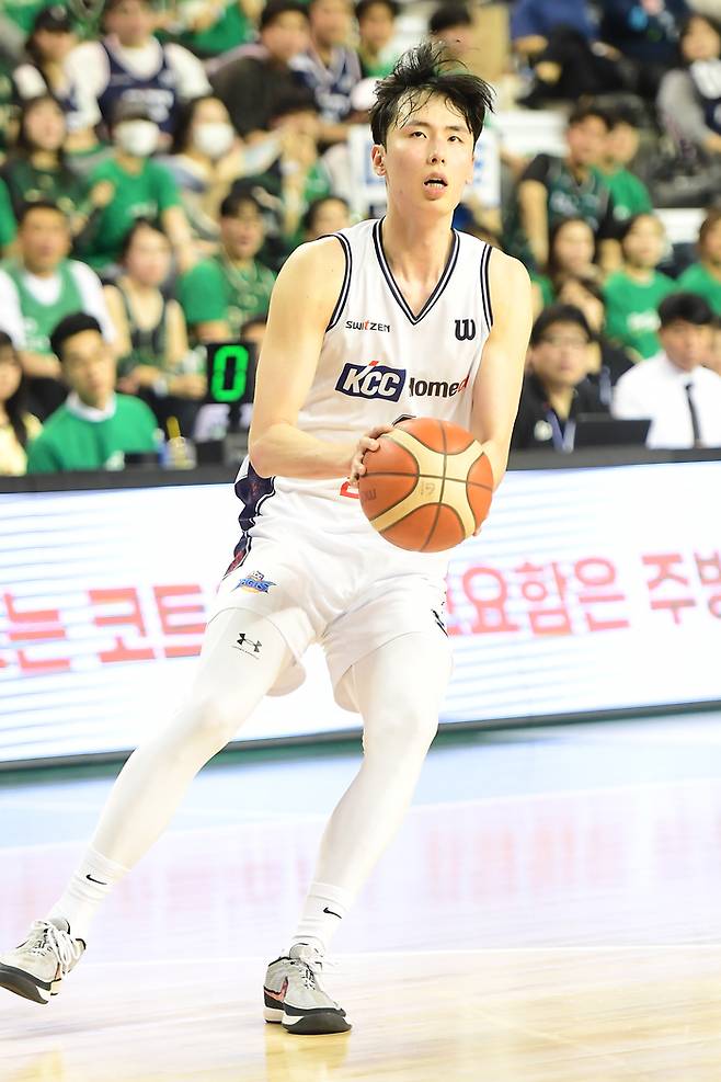 KCC 송교창이 13일 원주DB프로미아레나에서 열린 2025~2026 LG전자 프로농구 6강 플레이오프 1차전 DB와 경기에서 3점슛 던지고 있다. 사진 | KBL