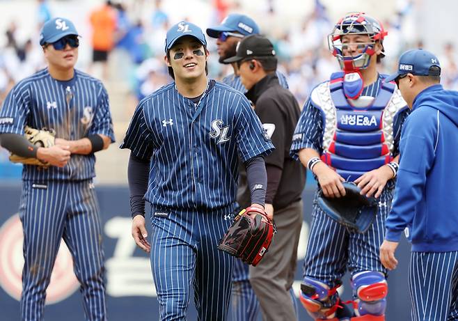 삼성 원태인(가운데)이 12일 대구삼성라이온즈파크에서 열린 2026 KBO리그 정규시즌 NC전에 선발 등판해 4회초 2사까지 소화한 후 내려오고 있다. 사진 | 대구=연합뉴스