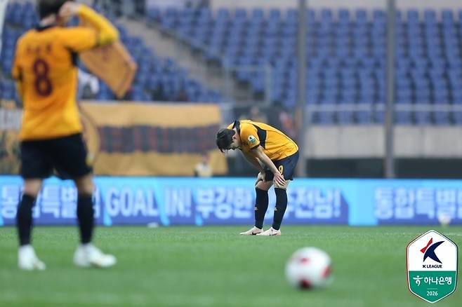 11일 부천전 패배 후 고개 숙인 광주 하승운. 제공 | 한국프로축구연맹