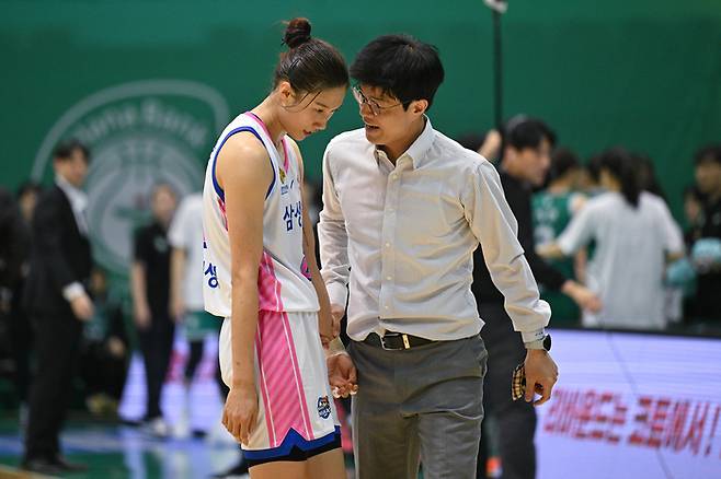 삼성생명 이해란(왼쪽)과 하상윤 감독이 11일 부천체육관에서 열린 BNK금융 2025~2026 여자프로농구 플레이오프 하나은행과 2차전에서 대화하고 있다. 사진 | WKBL