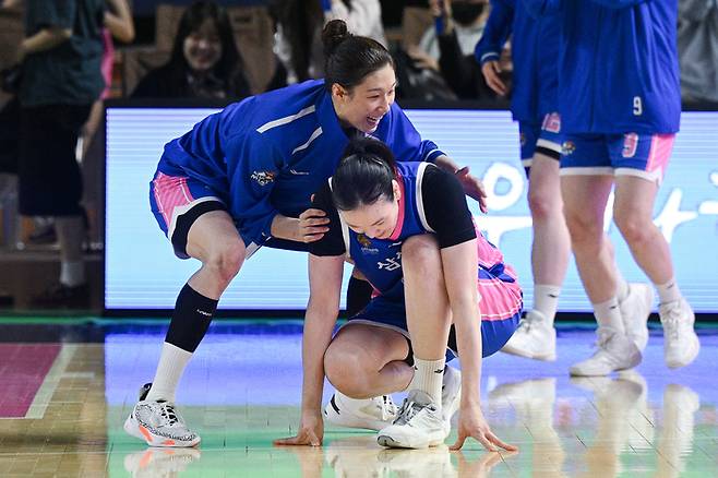 삼성생명 이해란이 13일 용인실내체육관에서 열린 BNK금융 2025~2026 여자프로농구 플레이오프 하나은행과 3차전 종료 후 배혜윤을 안아주고 있다. 사진 | WKBL