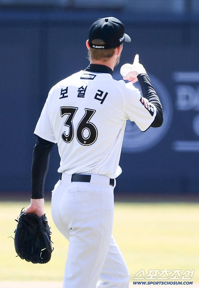 19일 수원KT위즈파크에서 열린 KBO리그 KT 위즈와 키움 히어로즈의 시범경기. KT 보쉴리가 우익수 안현민 향해 엄지를 치켜세우고 있다. 수원=박재만 기자 pjm@sportschosun.com