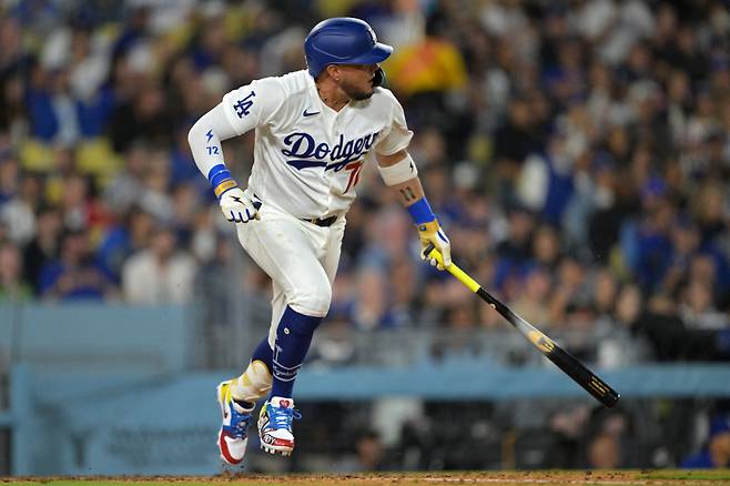 Apr 10, 2026; Los Angeles, California, USA; Los Angeles Dodgers second baseman Miguel Rojas (72) singles in the sixth inning against the Texas Rangers at Dodger Stadium. Mandatory Credit: Jayne Kamin-Oncea-Imagn Images
<저작권자(c) 연합뉴스, 무단 전재-재배포, AI 학습 및 활용 금지>