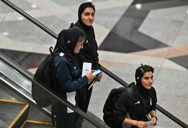 Iranian women's football team captain Zahra Ghanbari (C) and other members of her team are seen at the Kuala Lumpur International Airport in Sepang on March 16, 2026, after staying in a hotel in the Malaysian capital while awaiting the next leg of their journey home. Three more members of the Iranian women's football team have left their asylum in Australia and decided to return home, Canberra said on March 15. (Photo by MOHD RASFAN / AFP)
<저작권자(c) 연합뉴스, 무단 전재-재배포, AI 학습 및 활용 금지>