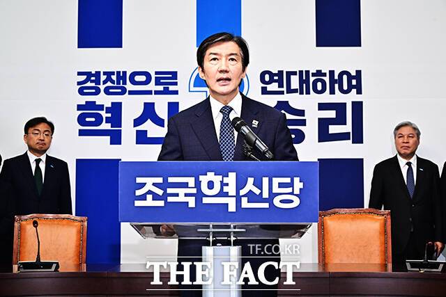 조국 조국혁신당 대표가 14일 오전 서울 여의도 국회에서 기자회견을 열고 국회의원 보궐선거 평택을 지역구 출마선언을 하고 있다. /배정한 기자