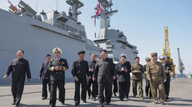 김정은 북한 국무위원장이 신형 구축함 최현호 미사일 시험 발사에 재차 참관하며 '핵전쟁 억제력 강화'를 강조했다. 미국이 높은 수위의 군사적 압박으로 이란의 핵 포기를 강요하는 상황이 북한의 판단에 영향을 미쳤다는 분석이 나온다. 사진은 김 위원장이 지난 12일 미사일 시험 발사에 앞서 최현호를 찾은 모습. /뉴시스.조선중앙TV 갈무리