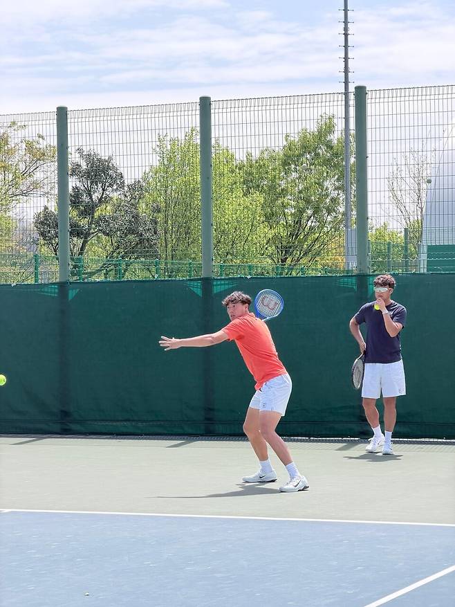 부산오픈 챌린저에 출전한 홍콩의 콜먼 웡이 임규태 코치가 지켜보는 가운데 몸을 풀고 있다. 임규태 코치 제공