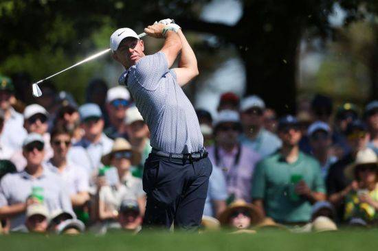 로리 매킬로이가 마스터스 3라운드 4번 홀에서 아이언으로 티샷을 하고 있다. 오거스타=AFP연합뉴스