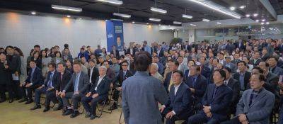 14일 오후 광주 서구 광천동 더불어민주당 김영록 전남광주통합특별시장 예비후보 선거사무소에서 사회자가 더불어민주당 광주시당 경선 결과를 발표하고 있다. 민찬기 기자