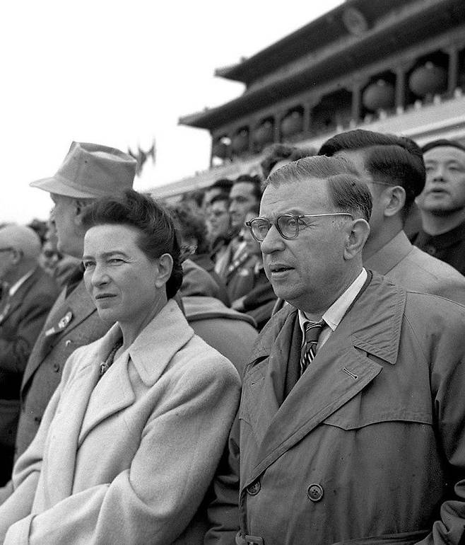 1955년 중국 베이징 톈안먼 행사에 참석한 프랑스 작가 보부아르(왼쪽)와 사르트르.