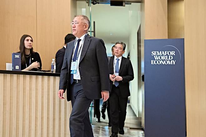 현대차그룹이 13일(현지시각)부터 17일까지 미국 워싱턴 DC 콘래드 호텔에서 열리는 ‘2026 세마포 월드 이코노미'에 참여해 미래 모빌리티 리더십 강화에 나선다고 14일 밝혔다. 사진은 정의선 현대차그룹 회장이 2026 세마포 월드 이코노미 행사에 참석하는 모습. /현대차 제공