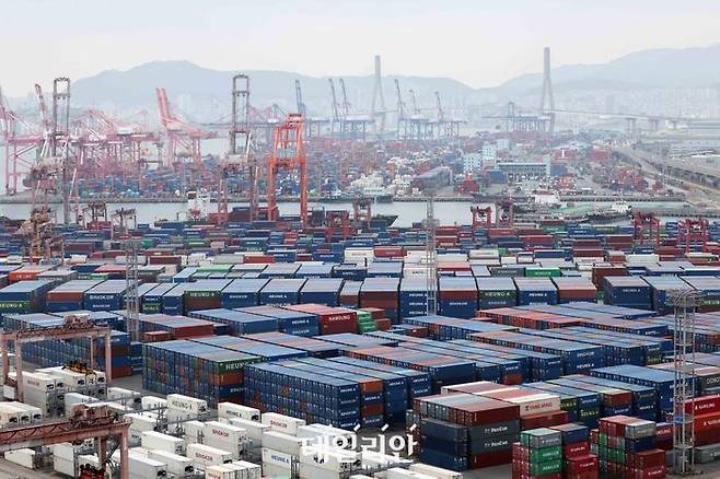 부산 남구 신선대 및 감만 부두 야적장에 수출입 컨테이너가 쌓여 있다.ⓒ뉴시스