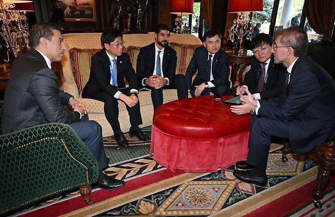오태석 우주항공청장(왼쪽 두번째)이 제41회 스페이스 심포지엄에서 진행된 UAE 우주청과의 양자면담에서 아흐메드 벨훌 알 팔라시(Ahmad Belhoul Al Falasi) UAE 우주청 의장(왼쪽 찻번째) 등 참석자들과 함께 이야기하고 있다. 우주항공청 제공