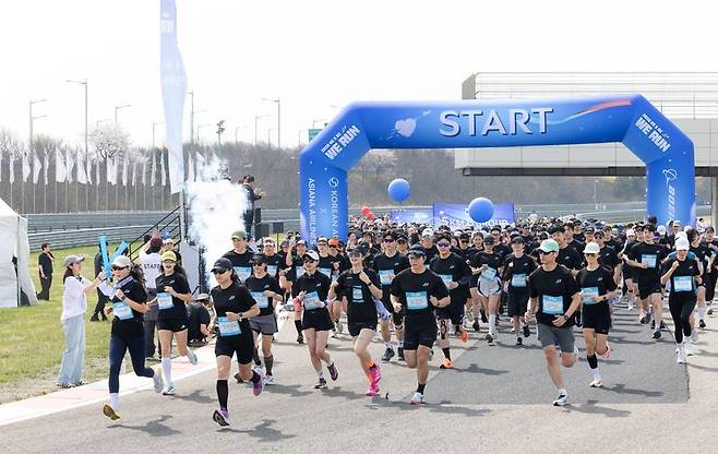 대한항공과 아시아나항공이 주최한 '위 런' 자선 달리기 행사에 참가한 임직원들이 출발선을 통과하고 있다. 대한항공 제공