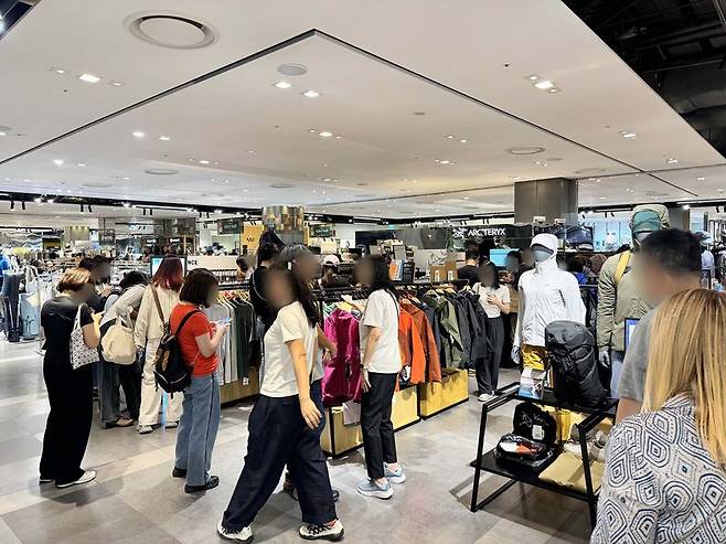 신세계백화점 본점 아웃도어 매장이 중국인 고객들로 붐비고 있다. 신세계백화점 제공