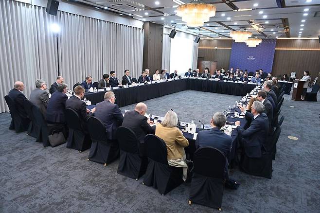 내한한 북대서양조약기구(NATO)에 상주하는 30개국 대사단이 14일 서울 종로구 외교부를 찾아 공조 방안을 논의하고 있다. 외교부 제공