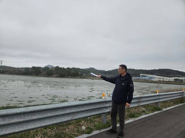 강호성 고하도 어촌계장이 지난 10일 전남 목포 고하도 매립부지 예정지에서 세월호 선체가 옮겨올 곳을 가리키고 있다.