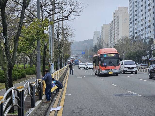 세월호잊지않기목포지역공동실천회의 회원들이 지난 10일 전라남도 목포시 안산동에서 세월호를 추모하는 현수막을 걸고 있다.