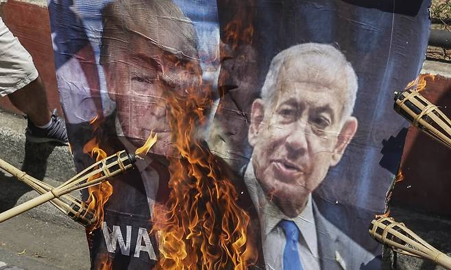 2026년 4월9일 필리핀 마닐라에서 열린 반전 집회에서 시위대가 도널드 트럼프 미국 대통령과 베냐민 네타냐후 이스라엘 총리의 이미지를 불태우고 있다. EPA 연합뉴스