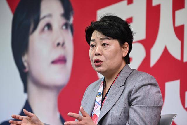 국민의힘 서울시장 예비후보인 윤희숙 전 여의도연구원장이 12일 서울 영등포구 윤희숙 직진 캠프 사무실에서 본보와 인터뷰하고 있다. 정다빈 기자