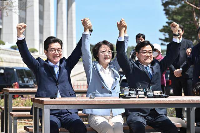 더불어민주당 6·3 지방선거 정원오(왼쪽부터) 서울시장 후보, 추미애 경기도지사 후보, 박찬대 인천시장 후보가 12일 서울 여의도 국회 소통관 앞 벤치에서 열린 수도권 광역단체장 후보 원팀 간담회에서 손을 맞잡고 있다. 정다빈 기자