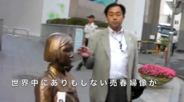 스즈키 노부유키가 2012년 서울 종로구 주한 일본대사관 앞에 있는 위안부 소녀상에 말뚝테러를 하고 있다. 스즈키 유튜브 캡처