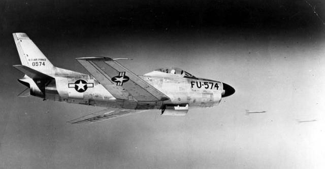 FFAR 로켓을 발사하는 미 공군 F-86D 전투기. 미 공군