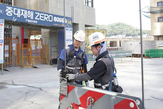 건설 사고 예방을 위해 현장에서도 다양한 시도가 진행되고 있다. 한화 건설 부문은 지난해 9월 타워크레인의 핵심 부품인 와이어로프에 스마트 안전 진단 장비를 도입한다고 밝혔다. 사진은 스마트 안전진단장비를 활용해 와이어로프를 점검하는 모습. 연합뉴스