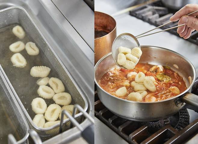 물이 세게 끓어 대류하지 않도록 잔잔한 상태를 유지한 채 뇨끼를 익힌 뒤, 떠오르면 건져 해산물 소스에 더해 마무리한다. 사진 더테이블