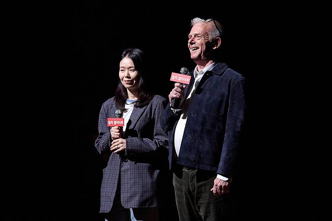 12일 ‘빌리 엘리어트’ 프리뷰 첫 공연 직전 무대에 올라 인사하는 스티븐 달드리. 사진 신시컴퍼니