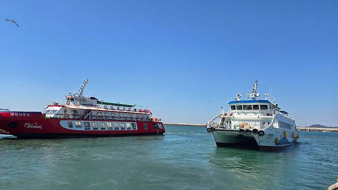 지난 7일 오후 충남 보령시 대천연안여객터미널에서 외연도로 가는 해랑1호(오른쪽)가 출항하고 있다. 신진호 기자