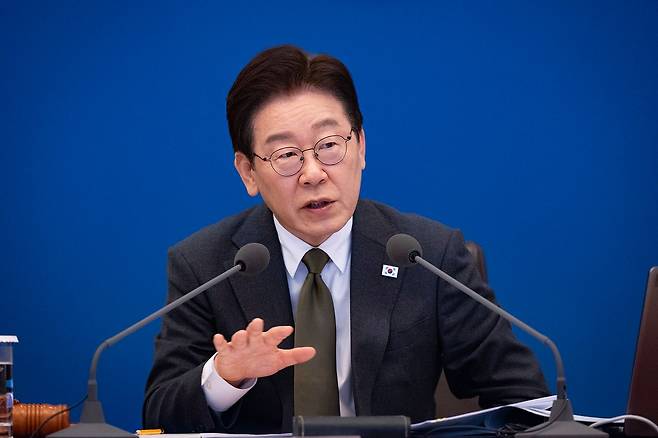 이재명 대통령이 14일 오전 청와대에서 열린 제16회 국무회의 겸 제5차 비상경제점검회의를 주재하고 있다. 청와대사진기자단