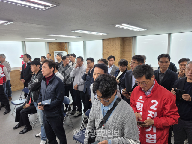 ▲ 6·3 지방선거 국민의힘 강원지역 기초단체장 예비후보 및 대리인 등이 14일 오전 국민의힘 강원도당 회의실에서 결과 발표를 기다리고 있다.