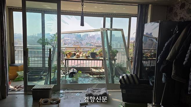 충북 청주시 흥덕구 봉명동 한 상가에서 지난 13일 새벽 3시 59분쯤 가스 누출로 추정되는 폭발사고가 발생해 16명이 다쳤다. 사진은 사고 충격으로 피해를 입은 아파트 내부 모습. 이삭 기자.