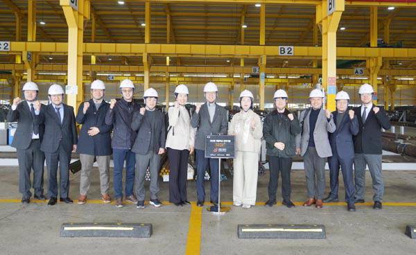 BOOST 제1호로 선정된 특수강 전문기업 ‘신한스틸’에서 관계자들이 현판식 후 기념 촬영을 하고 있다. 부산테크노파크 제공