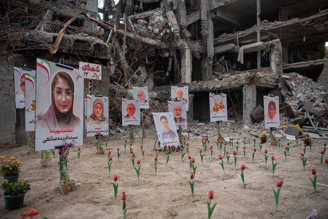 미국·이스라엘의 공습으로 숨진 이란 희생자들 초상화가 13일(현지시간) 수도 테헤란의 공습 피해 주거 건물 옆에 튤립과 함께 전시돼 있다. 이란에서 튤립은 조국과 신앙을 위해 피를 흘린 순교자를 상징한다. UPI연합뉴스